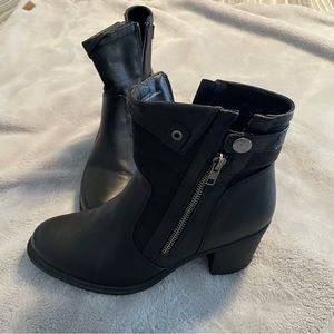 EUC Crown vintage, restless, faux, leather boot with side zippers. 9.5 Black